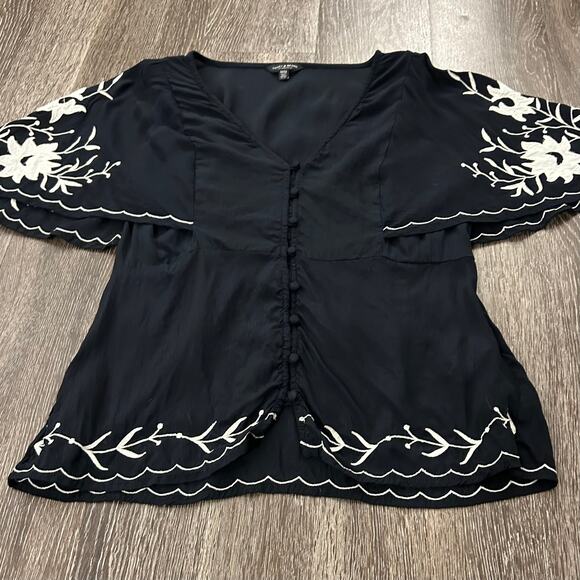 EUC Lucky Brand Black Embroidered Blouse Size Medium Flutter Sleeve Boho Top - Picture 2 of 13